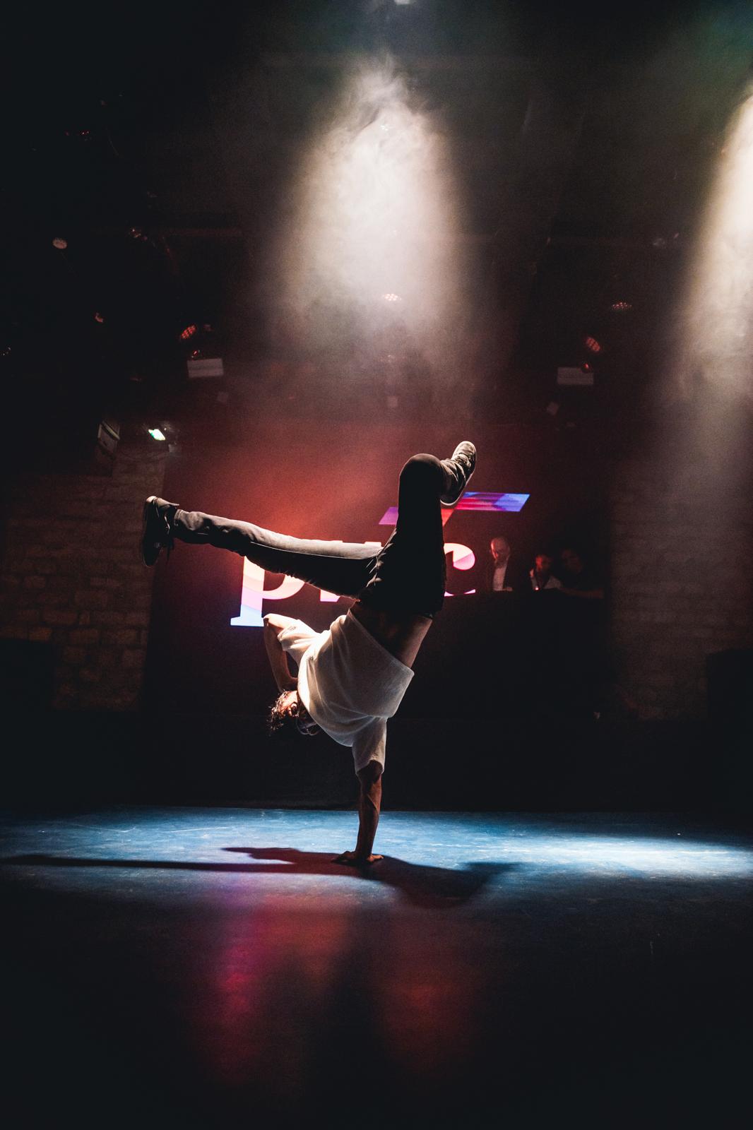 Freeze acrobatique sur une main