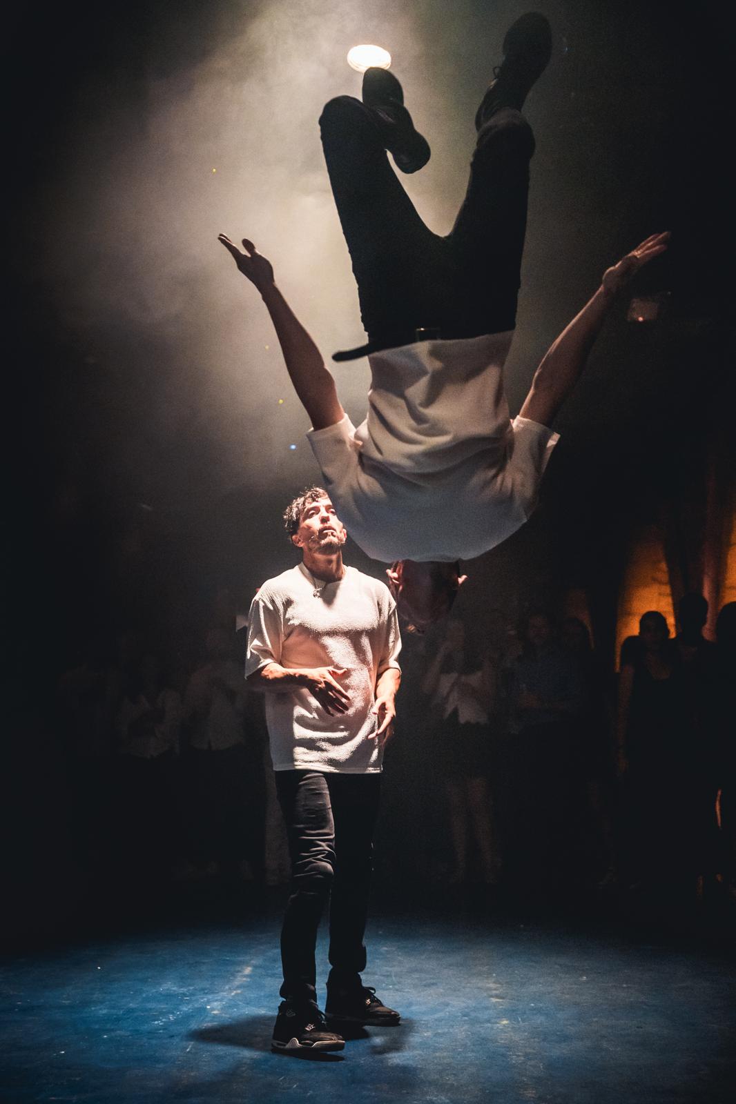 Flip aérien en duo sur scène