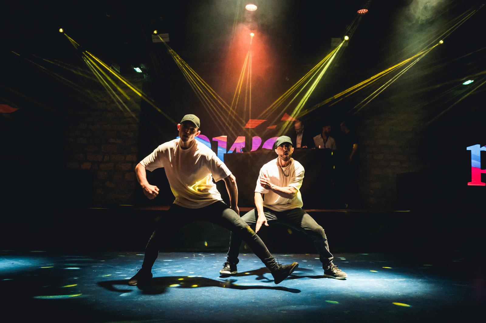 Duo hip-hop en scène, lasers jaunes