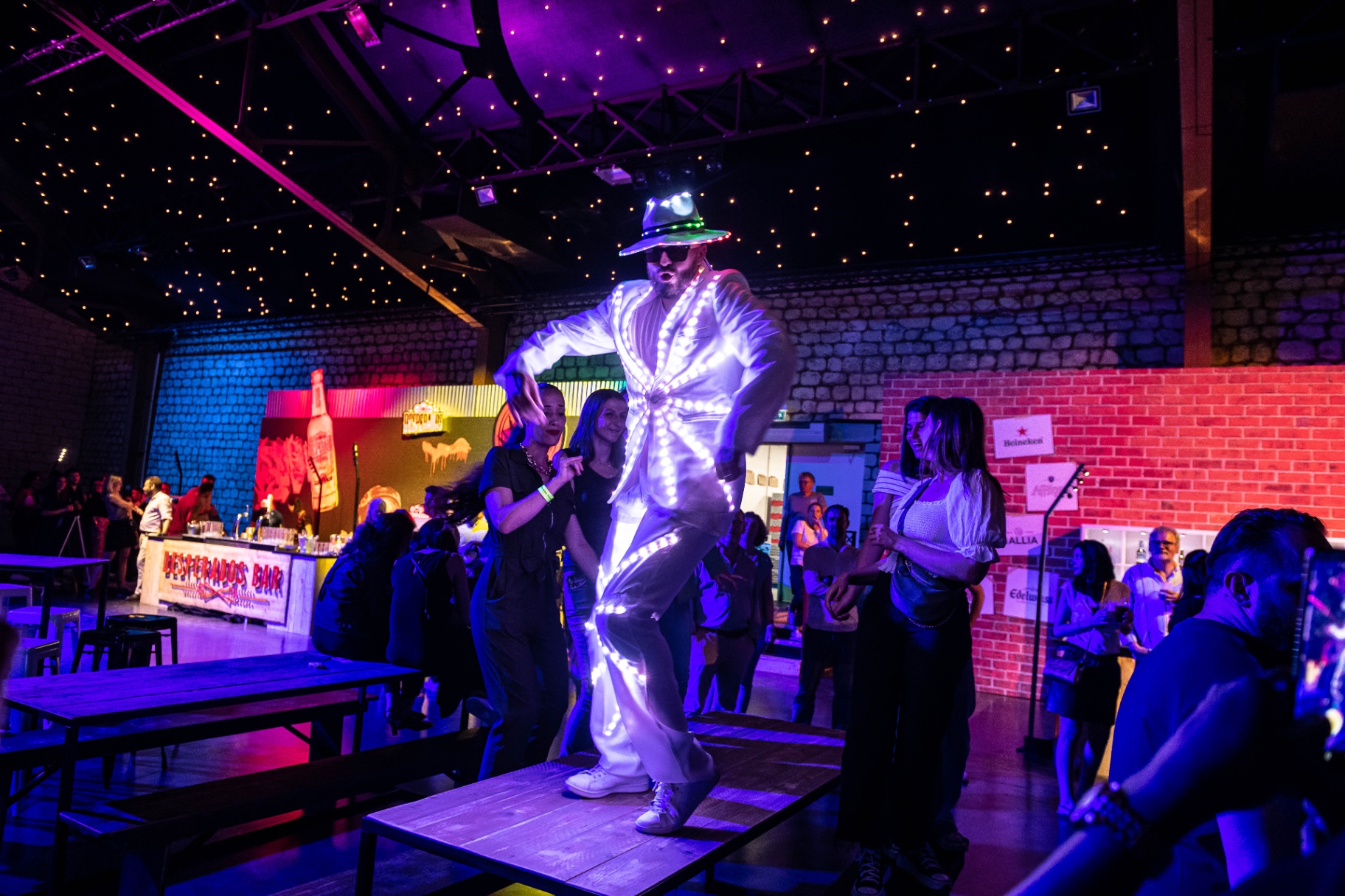 Danseur LED costume lumineux sur scène